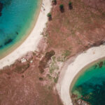 A narrow peace of land creating 2 sandy beaches at Drenia