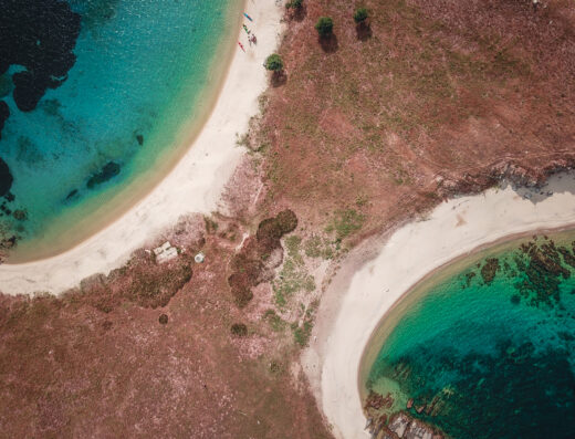 A narrow peace of land creating 2 sandy beaches at Drenia
